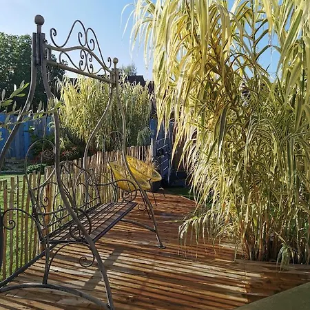 Dans Avec Piscine Гостевой дом Roeze-sur-Sarthe
